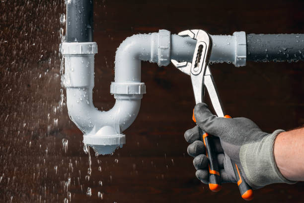 Professional Emergency Plumber technician working in Albion, NE